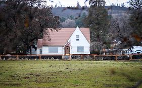 Beautiful & Spacious Gorge Farm House Retreat